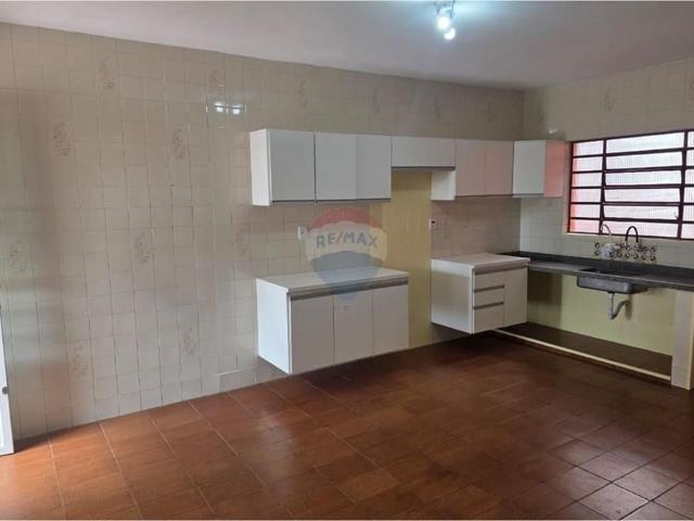 Casa grande com 3 dormitórios e jardim + home office/closet + edícula com sala e suíte no charmoso Jardim dos Pinheiros