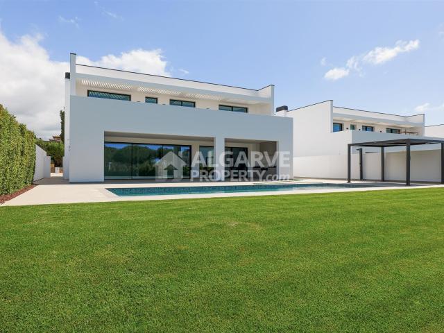 Espaçosa e moderna moradia V4 junto do Campo de Golfe em Vil. 602m² Quarteira