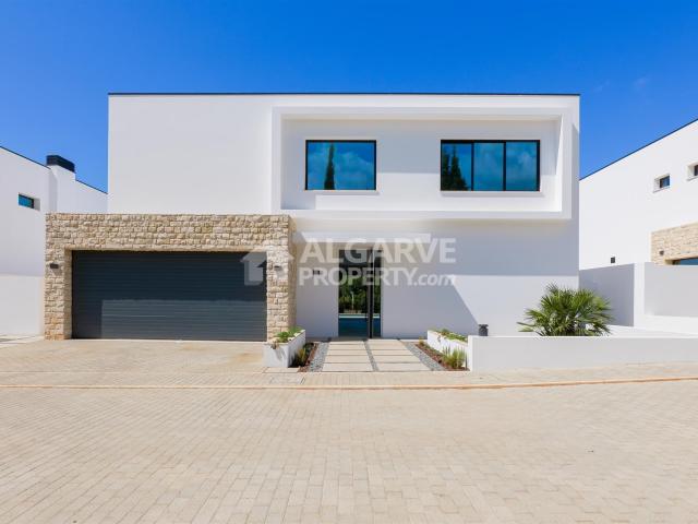 Espaçosa e moderna moradia V4 junto do Campo de Golfe em Vil. 602m² Quarteira