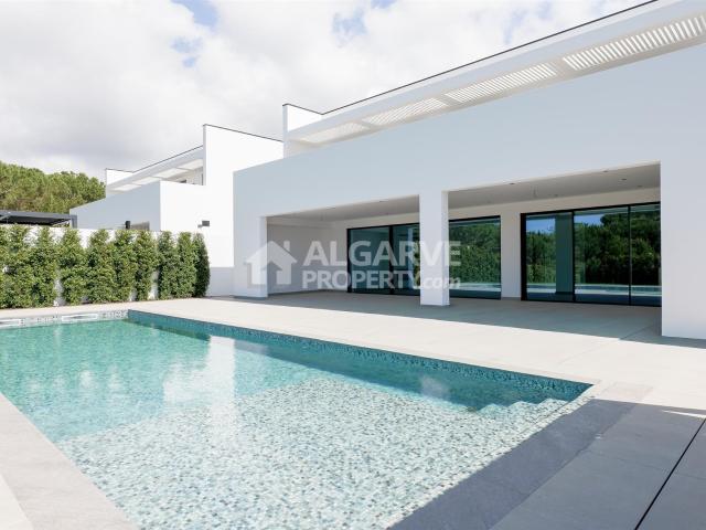 Espaçosa e moderna moradia V4 junto do Campo de Golfe em Vil. 602m² Quarteira