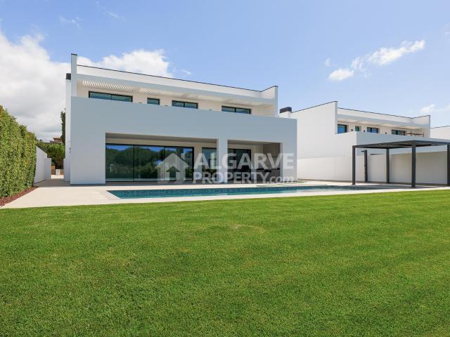 Espaçosa e moderna moradia V4 junto do Campo de Golfe em Vil. 602m² Quarteira