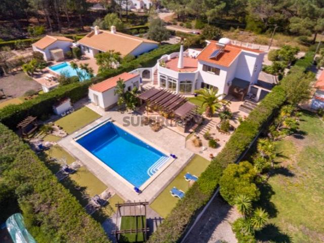 Espaçosa Moradia Algarvia com Piscina, Terraços e Anexo