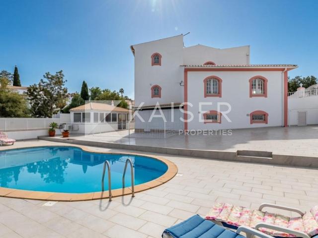 Espaçosa moradia com 5 4+1 quartos, garagem, cave e pisci 463m² Albufeira e Olhos de Água