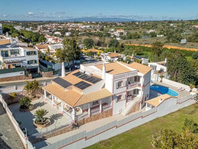 Espaçosa moradia com 5 4+1 quartos, garagem, cave e piscin. 436m² Guia
