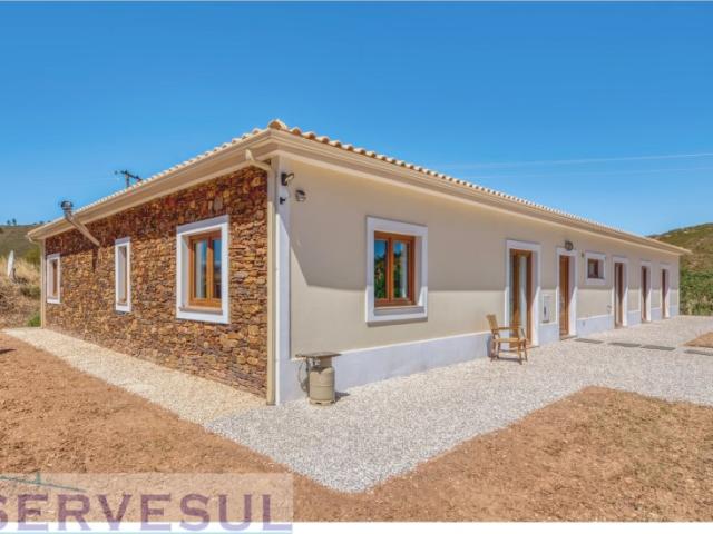 Espaçosa Moradia de 3 quartos, inserida em terreno com 17 hectares, localizada a 2Km de Silves