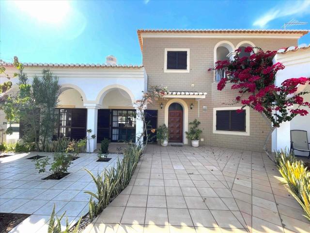 Espaçosa Moradia de 4 + 2 Quartos Situada em Alvor 350m² Alvor