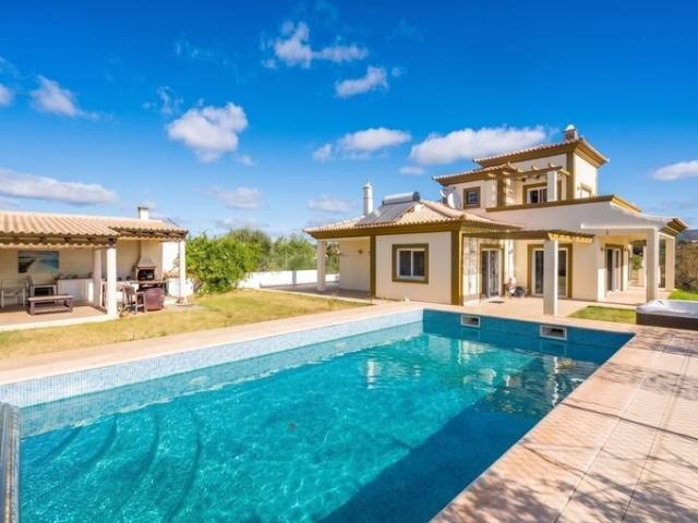 Espaçosa moradia de 4 quartos, 5 casas de banho com piscina. 250m² Pechão
