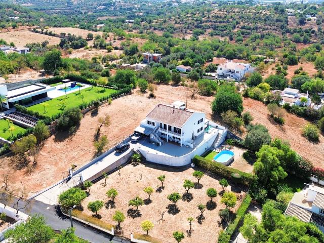 Espaçosa moradia de 5 quartos num terreno de 1.500m² perto de Boliqueime e Vilamoura