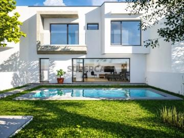 Espaçosa moradia em Azeitão, com piscina e design moderno