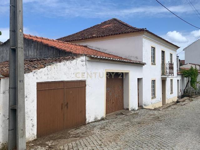 Espaçosa Moradia em Villas Ruivas com Garagem