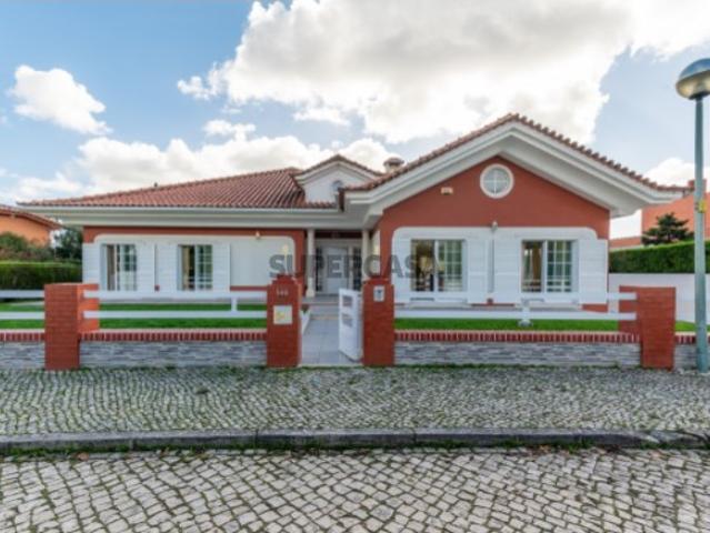 Espaçosa moradia T4 de traça tradicional