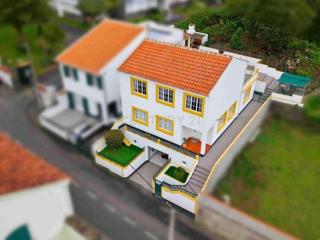 Espaçosa Moradia T4 em Angra São Pedro, Ilha Terceira