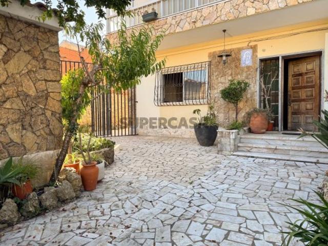 Espaçosa Moradia T5 com garagem e jardim no Algueirão, SIntra