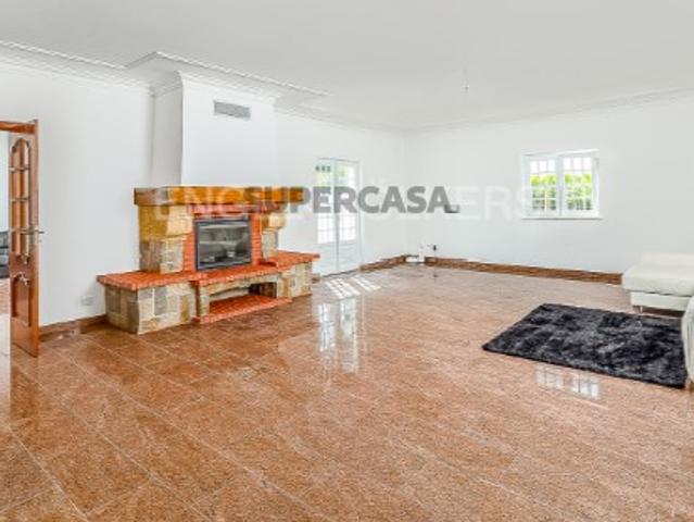 Espaçosa Moradia T8 isolada em Verdizela