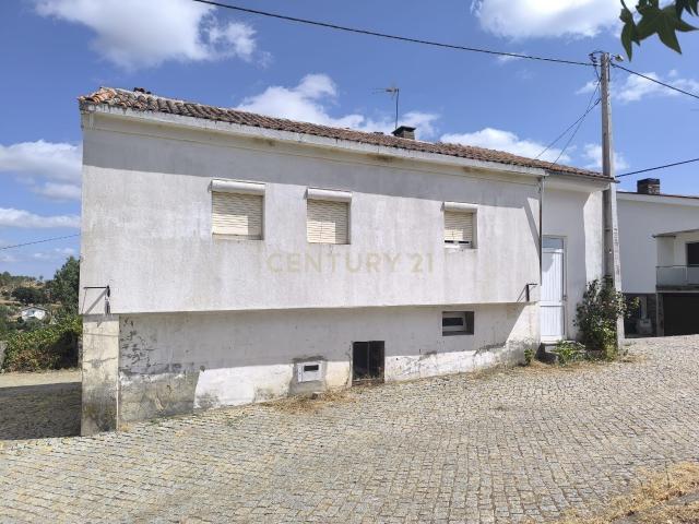Espaçosa Moradia T3 em Outeiro, Bragança 77.000€