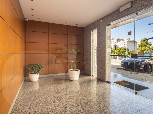 Espaçoso T3 com Garagem Box e Arrecadação AMORA