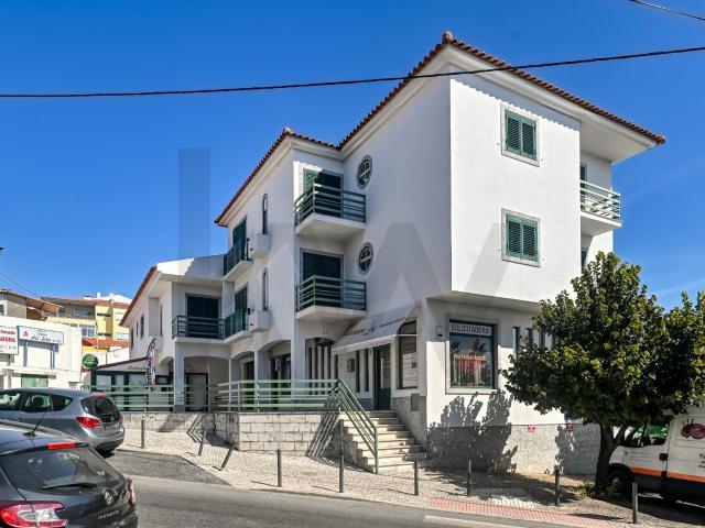 Espaçoso T3 em Rana Cascais com Garagem Box e Excelente Localização