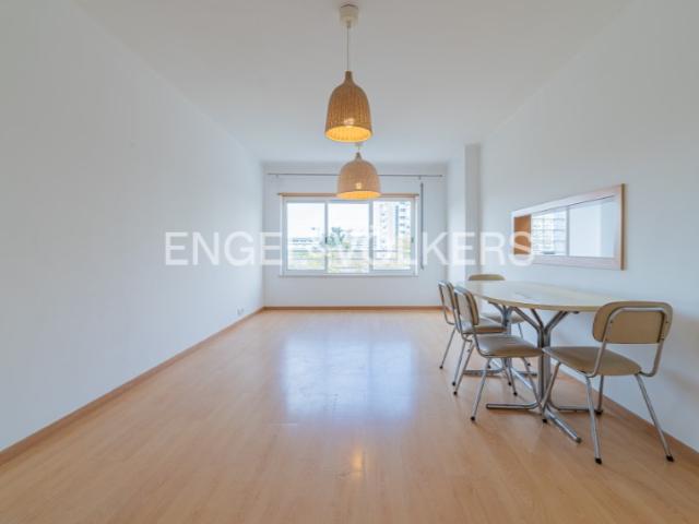 Espaçoso T2 com garagem e arrecadação