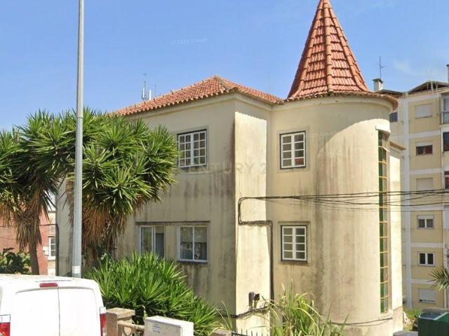 Espaçoso T4 em Almada com Luz Natural e Boa Localização