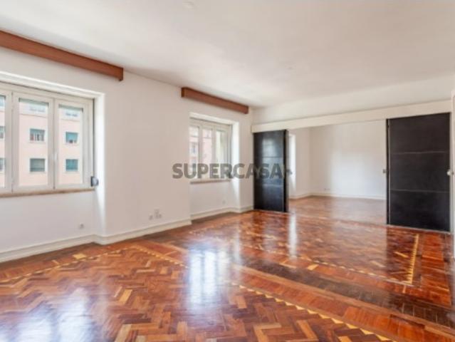 Espaçoso T4 no centro do Areeiro, em Lisboa, renovado e cheio de charme