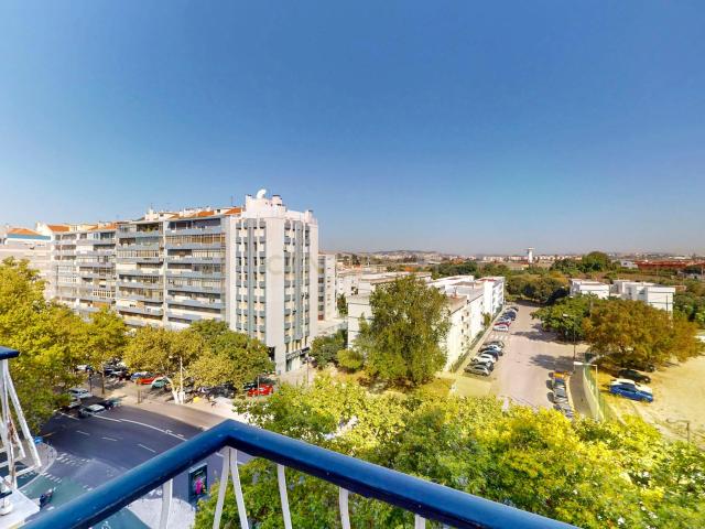 Espaçoso T4 para Recuperar na Avenida do Brasil em Lisboa