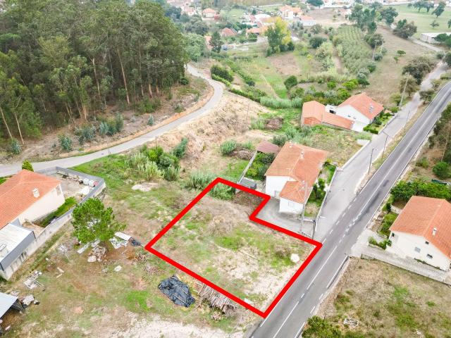 Espaçoso Terreno em Milagres, Leiria 730m² para Construção
