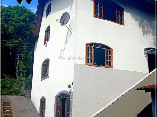 ESPAÇOSO TRIPLEX À VENDA EM CURITIBA! IMÓVEL COM Q