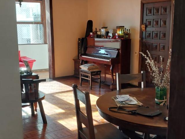 Espaçoso Apartamento 210m² na famosa Rua Anita Garibaldi em Copacabana!