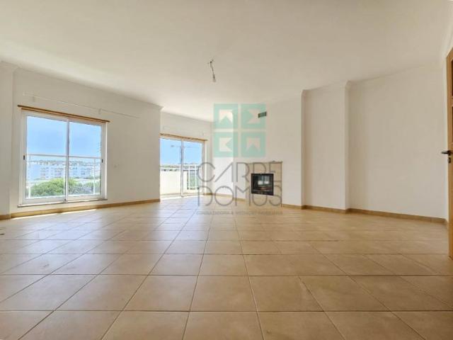 Espaçoso apartamento T3, com parqueamento, junto centro de Loulé, Algarve