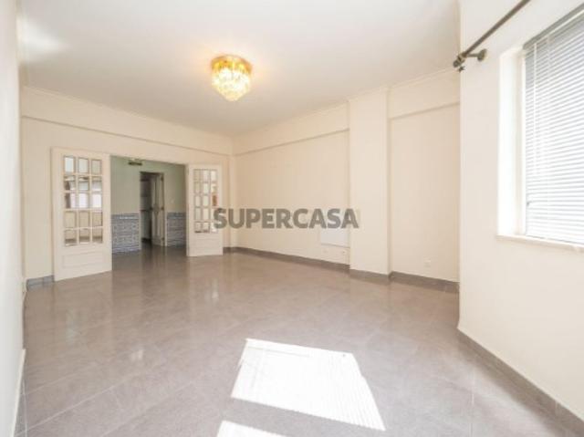 Espaçoso Apartamento T3 no Infantado, Loures
