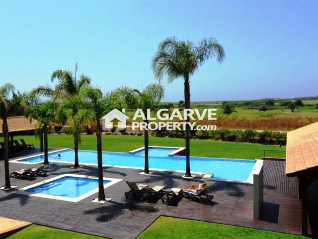 Espaçoso apartamento T2 frente ao golfe e perto da praia e Marina de Vilamoura, Algarve