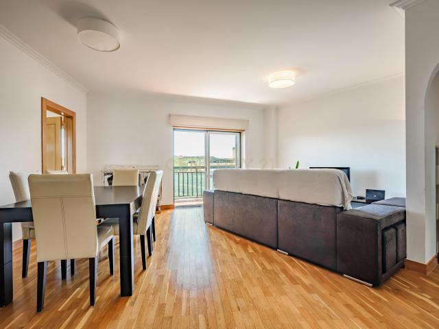 Espaçoso Apartamento no Condomínio Sol Jardim, com Parqueamento, Vista Panorâmica, Suite e Arrecadação