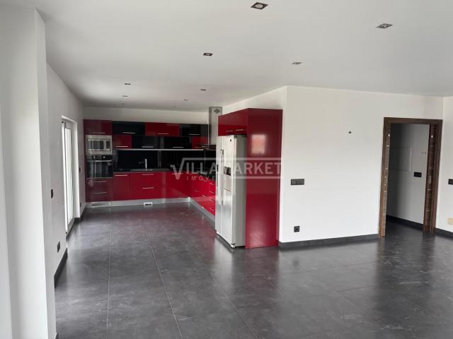 Espaçoso e luxuoso Apartamento T3 composto por 4 frentes ocupando todo o 3º piso, 2 suites, garagem e sótão situado na Urbanização encosta do sol em Leiria
