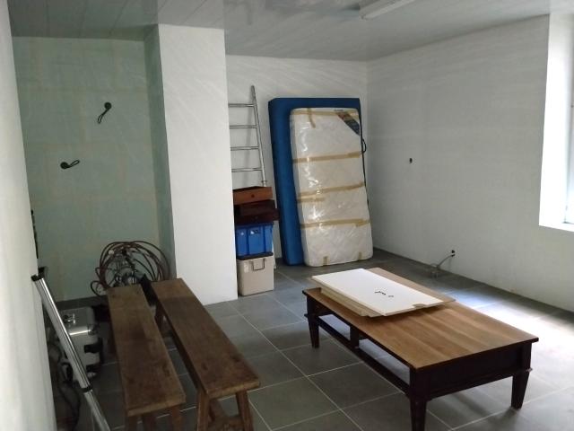 Espace professionnel avec ateliers et bureau, accès facile !