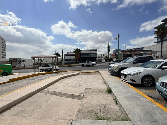 Espacio Comercial Versatil con Alta Visibilidad 35 m2 Foodtrucks en Plaza Chapultepec SLP