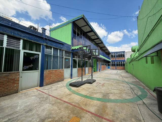 Espacio con potencial para escuela o plaza con locales