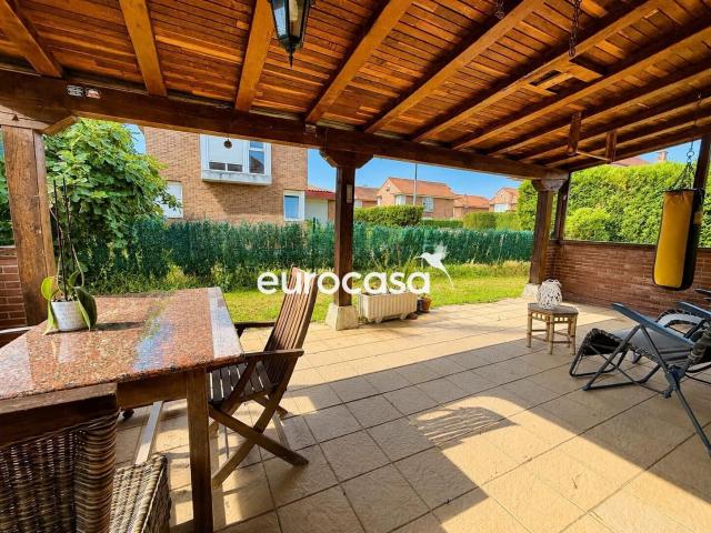 CHALET INDEPENDIENTE EN VENTA EN HERRERA DE CAMARGO | JARDÍN, GARAJE Y 4 DORMITORIOS