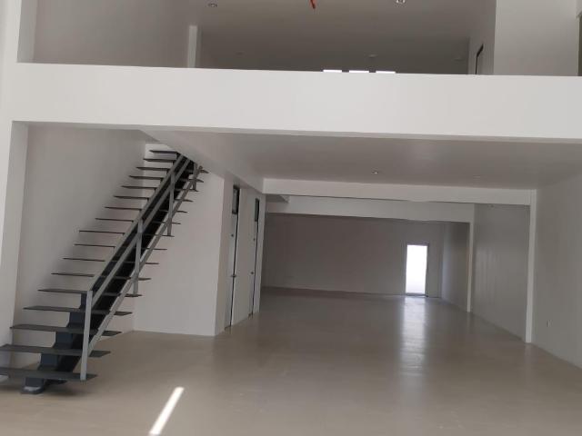 | Espacioso local comercial de 2 plantas en renta |