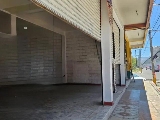 Espacioso Local Comercial en Renta en Avenida Comercial de Texcoco