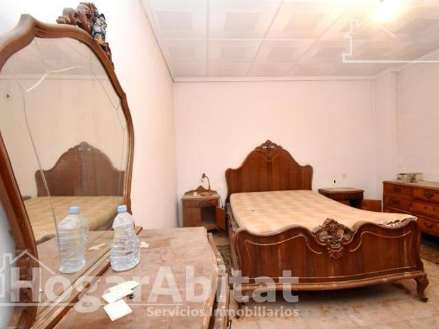 ESPACIOSA CASA CON LOCAL COMERCIAL, DOS TERRAZAS Y BALCÓN