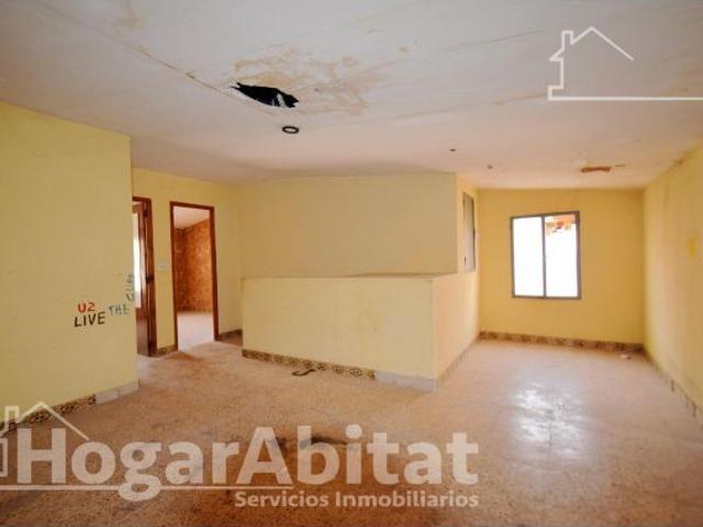 ESPACIOSA CASA CON MUCHAS POSIBILIDADES CERCA DEL METRO