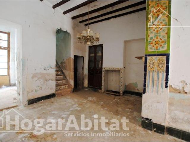 ESPACIOSA CASA CON TERRAZA Y CON MUCHAS POSIBILIDADES
