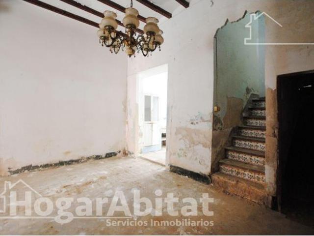 ESPACIOSA CASA CON TERRAZA Y CON MUCHAS POSIBILIDADES