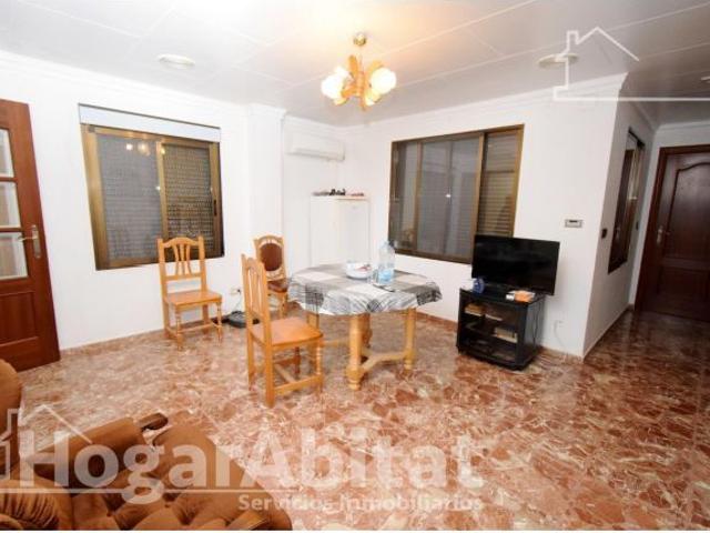 ESPACIOSA CASA CON TERRAZA Y GARAJE