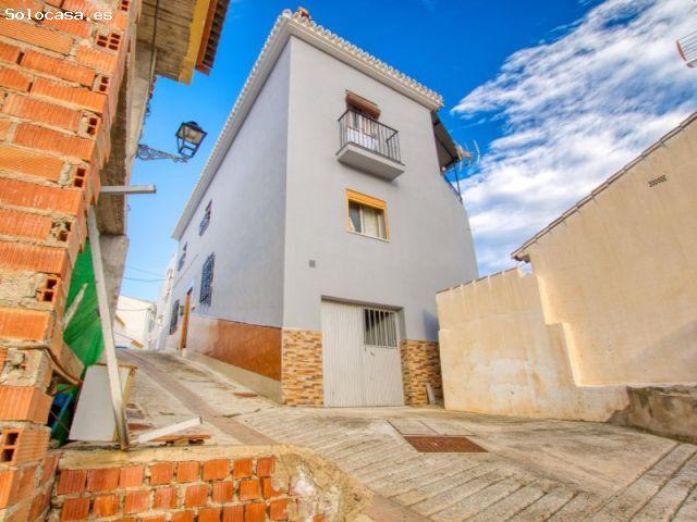 Espaciosa casa con terraza y garaje en Benamargosa