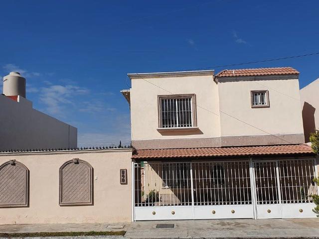 Espaciosa casa con terreno excedente y palapa en Lomas del Valle II