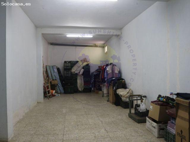 Espaciosa casa de pueblo con un gran garaje y una cocina de verano