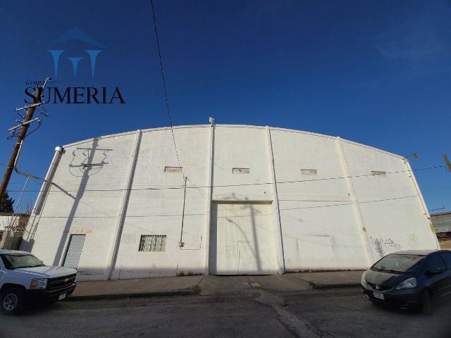 Espaciosa bodega con oficinas