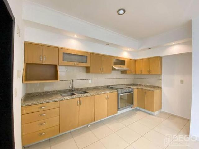 Espaciosa Residencia de 4 Recámaras en Bosques de Santa Anita! 243 m² de Construcción