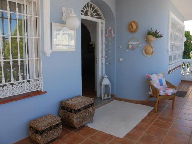 Espaciosa villa familiar con jardín y piscina y un segundo vivienda independiente en planta baja